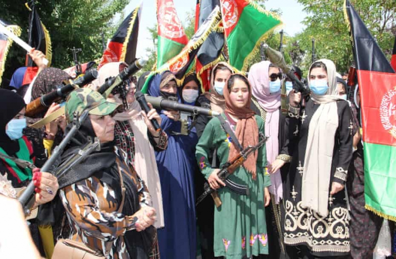 زنان افغان  اسلحه بدست می گیرند